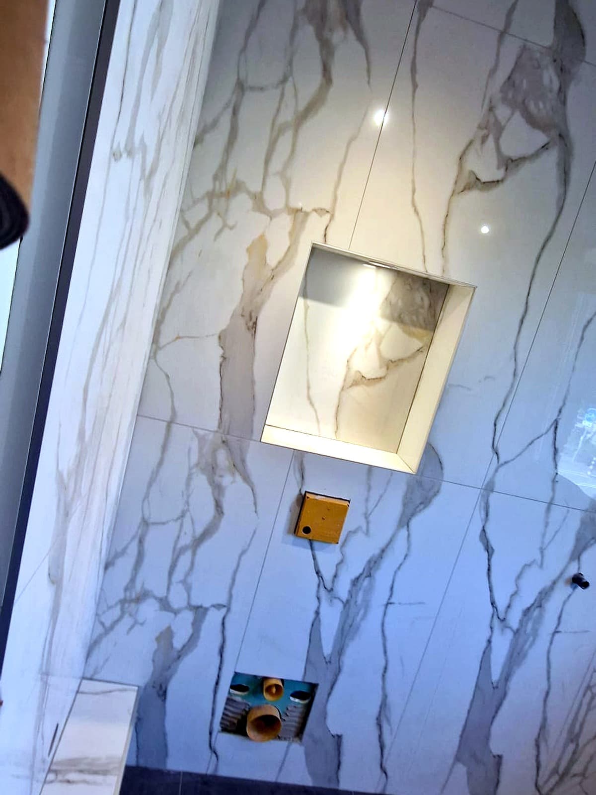 Marmerlook douchewand met een ingebouwde nis